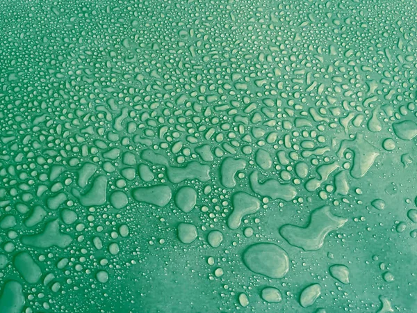 Wassertropfen Verschiedenen Größen Auf Einer Grünen Oberfläche Tropfen Textur Regen — Stockfoto