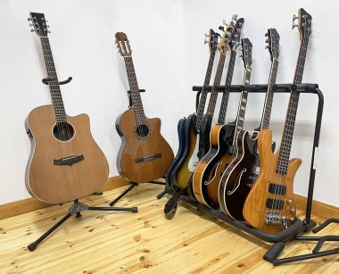 bir kayıt stüdyosunda veya müzik akademisinde, akustik ve klasik gitarlar farklı elektro gitarlar, bas gitarlar,