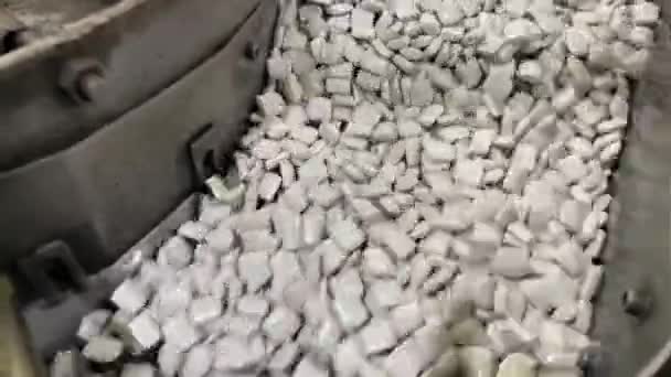 Rebarbação Vibratória Processo Rebarbação Massa Vibração Com Lascas Cerâmica Pedras — Vídeo de Stock
