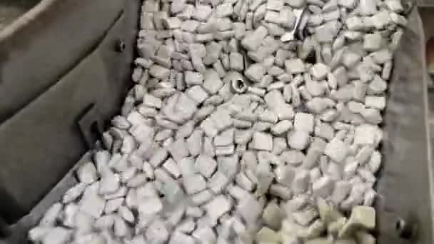 Κλείσιμο Της Διαδικασίας Μαζικής Αποθάμβωσης Δόνηση Κεραμικά Τσιπ Λειαντικές Πέτρες — Αρχείο Βίντεο