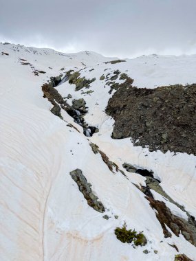 Çölde kumla kaplı karlı bir arazi, kalima, kumla kirlenmiş bir kum fırtınası, dikey