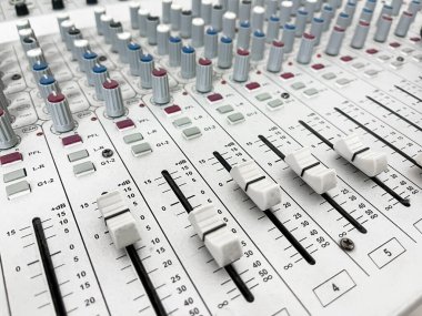 Gri ses karıştırıcı masasının kontrol düğmelerini kaydıraçlarla ve döner düğmelerle kapat, odak dışı, yatay