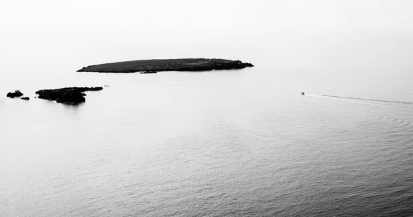 Small Boat Approaches Group Islets Huge Ocean Menorca Balearic Islands — Stock Photo, Image