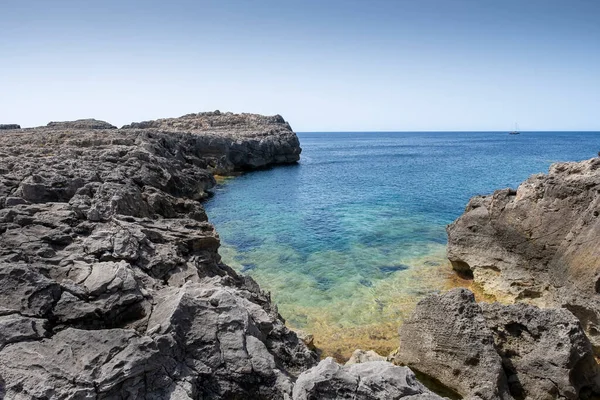 Small Rocky Cove Coast Menorca Crystal Clear Blue Waters Clear — Stok fotoğraf