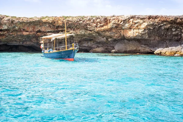 Llaut Typical Balearic Boat Anchored Cove Menorca Turquoise Crystal Clear — Stok fotoğraf