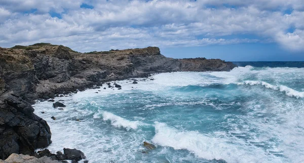 Море Міцними Хвилями Ється Стіни Скелястої Скелі Блакитне Море Великими — стокове фото