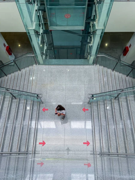 Top View Young Girl Walking Staircase Shopping Mall While Looking — Stock Photo, Image