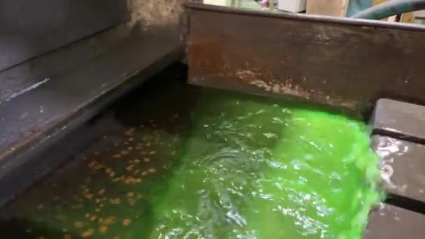 Liquide Refroidissement Vert Acide Déplaçant Avant Arrière Dans Une Rectifieuse — Video