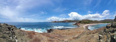 Kosta Rika Sahil Manzarası - Tamarindo 'nun kumsalında Güneşli Gökyüzü ve Canlı Blues