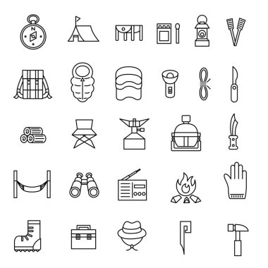 Kamp malzemeleri, çadırlar, konserve kutuları, sandalyeler, su şişeleri, kibrit kutuları, vs..