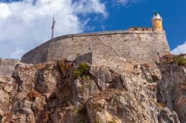 Kerkyra. Yunanistan. Eski kaledeki eski taş deniz feneri.