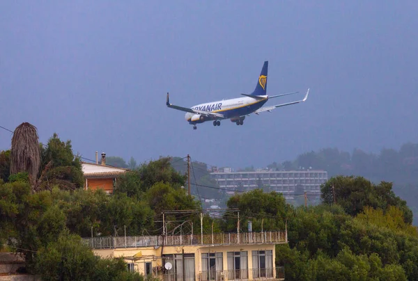 Samolot Ryanair ląduje na lotnisku na Korfu. — Zdjęcie stockowe