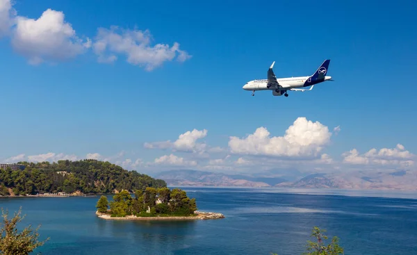 Samolot Lufthansy ląduje na lotnisku na Korfu. — Zdjęcie stockowe