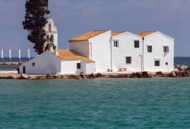 Vlacherna adasındaki eski taştan beyaz manastır. Korfu.