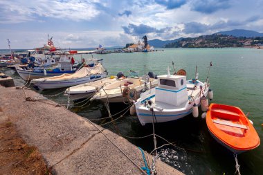 Kerkyra. Yunanistan. Güneşli bir günde kıyı şeridi ve balıkçı tekneleri manzarası.
