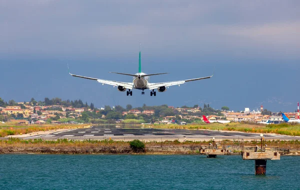 A large passenger plane lands at Corfu airport. — Stock Photo, Image