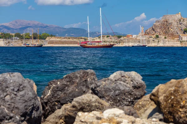 Kerkyra. Griechenland. Blick auf die Küste und Schiffe an einem sonnigen Tag. — Stockfoto
