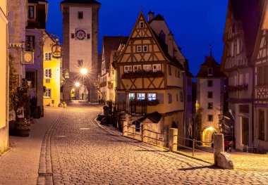 Gece aydınlığında eski bir ortaçağ sokağı. Rothenburg ob der Tauber. Bavyera Almanya.