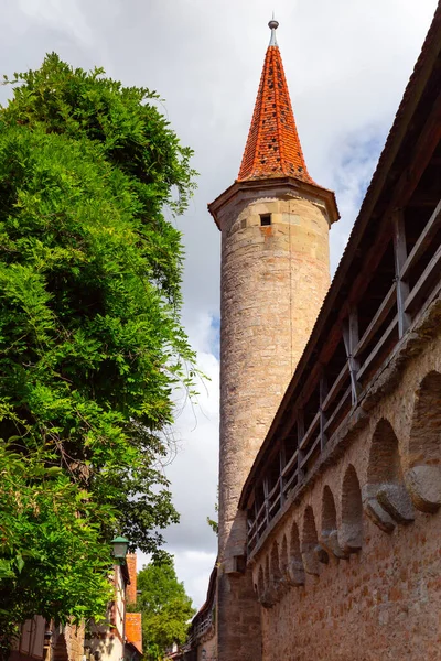 歴史的な街の石塔や中世の建物の眺め ローテンブルク タウバー バイエルン ドイツ — ストック写真