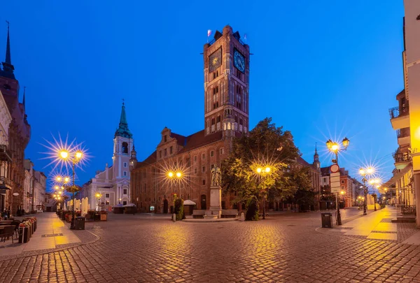 Torun. Plaza del antiguo mercado y ayuntamiento al amanecer. — Foto de Stock