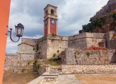 Kerkyra. Yunanistan. Venedik kalesindeki eski saat kulesi.