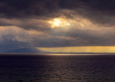 Yunanistan. Korfu. Fırtınalı havada Akdeniz üzerinde fırtınalı bir gökyüzü.