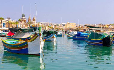 Marsaxlokk. Geleneksel tekneler eski limanda Luzzu.