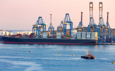 Büyük bir konteyner gemisi Malta kargo limanına yüklenir.