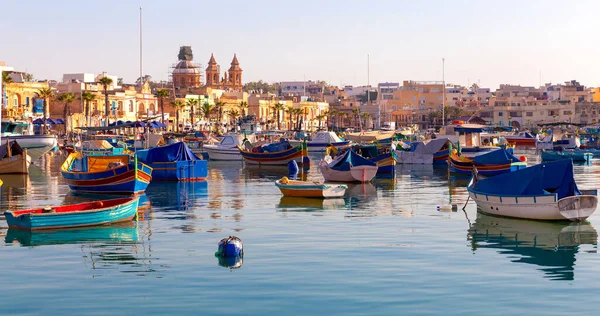 Marsaxlokk. Geleneksel tekneler eski limanda Luzzu. — Stok fotoğraf