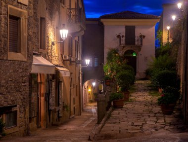 San Marino Cumhuriyeti. Gün batımında eski cadde.
