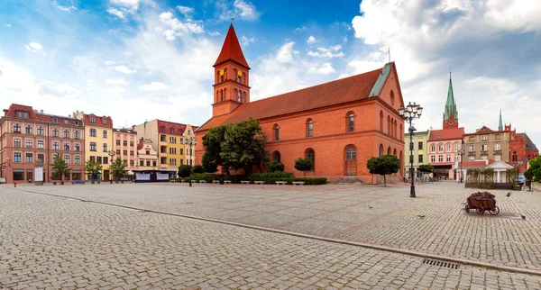 Torun vagyok. Új Piac tér és Szent János katolikus templom. — Stock Fotó