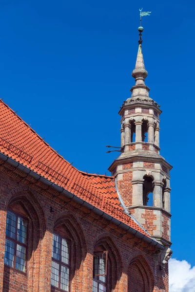 Torun. Şehrin tarihi bölgesinde eski renkli evler.. — Stok fotoğraf