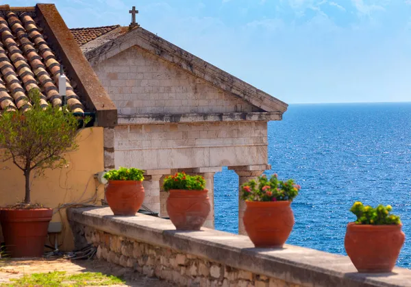 Kerkyra. Sütunları ve denizi olan eski tapınak manzarası. — Stok fotoğraf