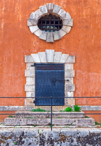 Kerkyra. Fasad av en gammal venetiansk stenbyggnad. — Stockfoto