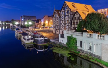 Central City seti ve şafak vakti nehir. Bydgoszcz. Polonya.
