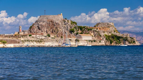 Kerkyra. Grécia. Vista da costa e navios em um dia ensolarado. — Fotografia de Stock