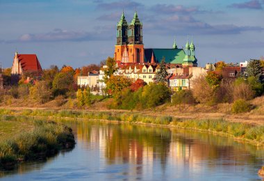 Poznan. Güneşli bir sonbahar gününde Tumskiy Adası 'ndaki katedral.