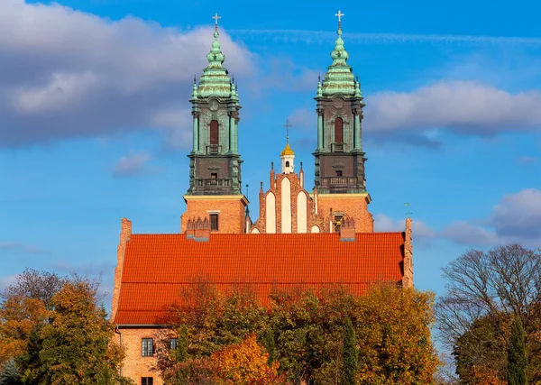 Poznan. Catedral na Ilha Tumskiy em um dia ensolarado de outono. — Fotografia de Stock