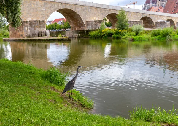 Regensburg. Embankment e ponte de pedra velha sobre o rio Danúbio. — Fotografia de Stock