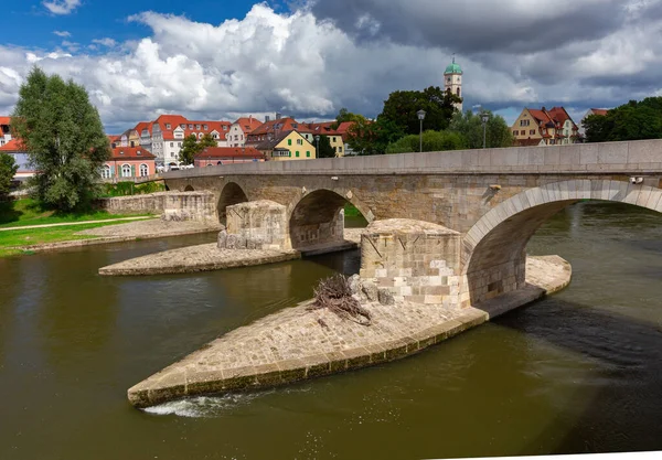 Regensburg. Embankment and old stone bridge over the Danube river. — Stock Photo, Image