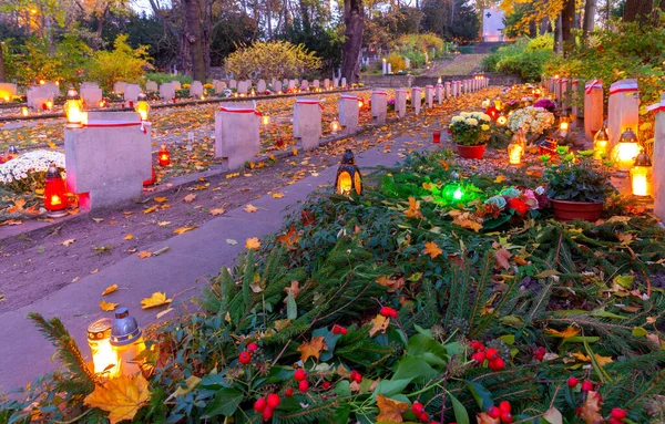 Горящие светильники на кладбище в день всех святых. — стоковое фото
