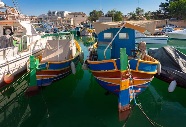 Marsaxlokk. Traditionella båtar Luzzu i gamla hamnen. — Stockfoto