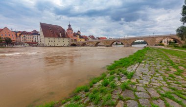 Regensburg 'de. Tuna nehri boyunca uzanan eski şehir seti manzarası.