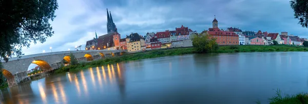 Regensburg 'de. Şafak vakti şehrin eski tarihi kısmına bakın.. — Stok fotoğraf