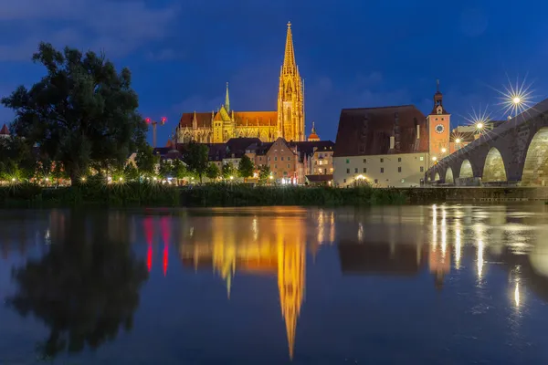 Regensburg. Der alte Dom am Stadtdamm in der Nähe der Donau bei Nacht. — Stockfoto