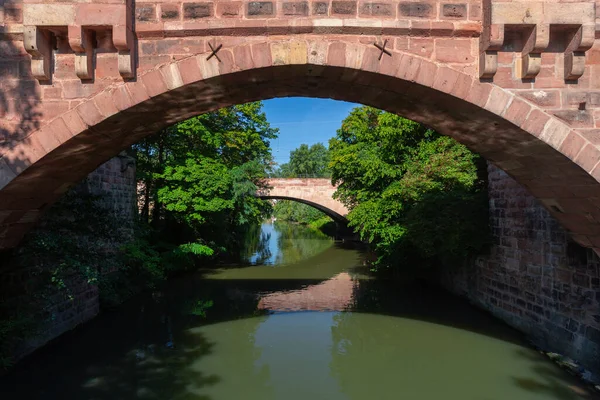 Ponte de pedra velha em Nuremberg, Franconia, Alemania. — Fotografia de Stock