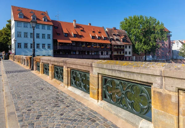 Old stone bridge in Nürnberg, Franconia, Németország. — Stock Fotó