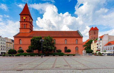 Torun. Yeni Pazar Meydanı ve St. Johns Katolik Kilisesi.