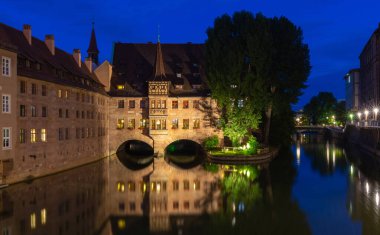 Nuremberg. Gün batımında kanalın üstündeki eski taş binalar..