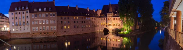 Nuremberg. Bâtiments anciens en pierre au-dessus du canal au coucher du soleil. — Photo